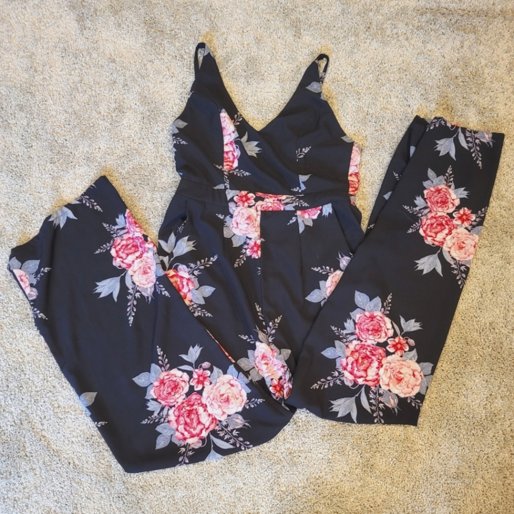 POCKETSSSSS Beautiful and classy black jumpsuit with roses vintagey color
